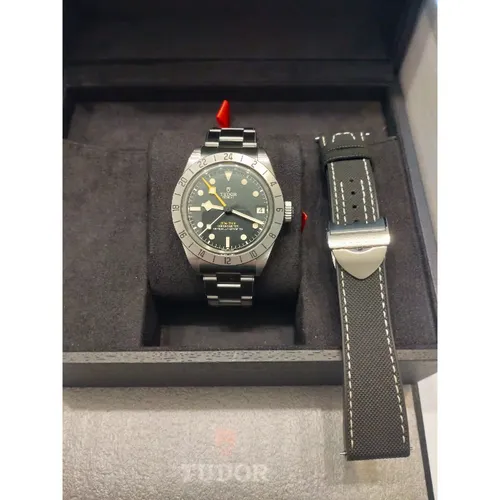 チューダーをどこよりも安く購入【プレミアバリューフリマ】