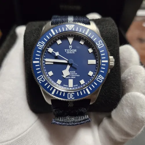 未使用新品！チューダー TUDOR ロゴ入りキーリング専用袋＆ショッパー チューダーをどこよりも安く購入【プレミアバリューフリマ】