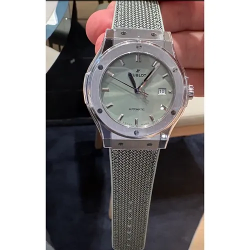 542.NX.891G.NR セージグリーン チタニウム 42mm